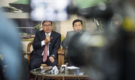 Wakil Ketua DPR Fadli Zon (kiri) didampingi Ketua DPR RI Setya Novanto (kanan) memberikan keterangan kepada wartawan mengenai pertemuan dengan Donald Trump di Kompleks Parlemen Senayan, Jakarta, Senin (14/9).