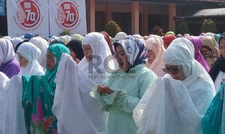  Siswa beserta guru SMAN 8 Bandung, Senin (14/9), melakukan shalat ghaib bersama di halaman sekolah, untuk mendoakan para korban tewas akibat robohnya crane di Masjidil Haram pada Jumat (11/9) lalu. (foto : Adys)