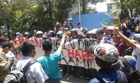 Puluhan Siswa-siswi Sekolah Menengah Kejuruan (SMK) Negeri 3 kembali melakukan demo atas perilaku Kepala Sekolah (Kepsek) SMK 3 Makassar.