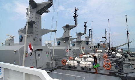 Sejumlah armada perang milik TNI AL tiba dan merapat di dermaga Parigi, Parigi Moutong, Sulawesi Tengah, Selasa (15/9).   (Antara/Basri Marzuki)