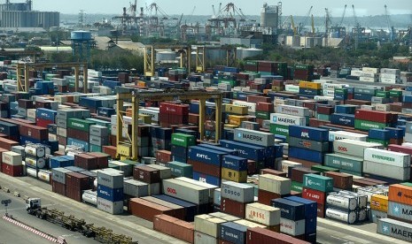 Suasana Terminal Petikemas Surabaya, Tanjung Perak, Surabaya, Jawa Timur, Rabu (16/9).    (Antara/Zabur Karuru)