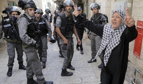  Seorang wanita Palestina berunjuk rasa menentang aksi polisi Israel yang menyerang Masjid Al Aqsa, Yerusalem.