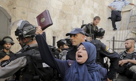  Seorang wanita Palestina berunjuk rasa menentang aksi polisi Israel yang menyerang Masjid Al Aqsa, Yerusalem.