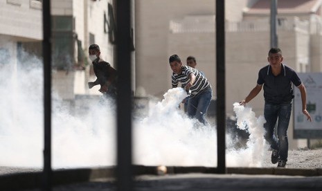  Pemuda Palestina di Tepi Barat, berunjuk rasa memprotes aksi polisi Israel yang menyerang Masjid Al Aqsa.