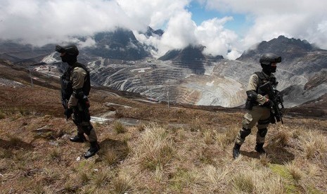 Petugas dari satuan Brimobda DIY Satgas Amole III 2015 BKO PT Freeport Indonesia berjaga di area tambang terbuka PT Freeport Indonesia di Timika, Papua, Ahad (20/9).   (Antara/Muhammad Adimaja)