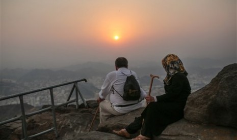  Jamaah haji menyaksikan matahari terbenam dari puncak Gunung Jabal Nur saat berziarah ke Gua Hira di luar kota Makkah, Arab Saudi.   (AP/Mosa'ab Elshamy)