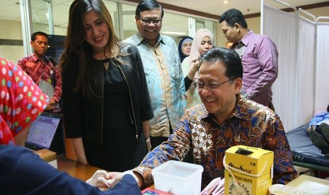  Ketua DPD RI, Irman Gusman menjadi salah satu peserta donor darah pada acara Hari Ulang Tahun DPD RI yang Ke-11 di Kantor Sekretariat Jenderal DPD RI, Jakarta, Kamis (1/10).   (dok. DPD RI)