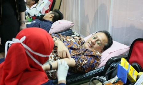  Ketua DPD RI, Irman Gusman menjadi salah satu peserta donor darah pada acara Hari Ulang Tahun DPD RI yang Ke-11 di Kantor Sekretariat Jenderal DPD RI, Jakarta, Kamis (1/10).   (dok. DPD RI)