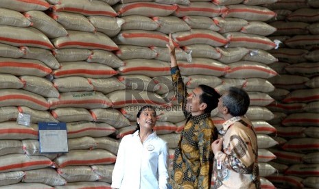  (dari kiri) Menteri BUMN Rini Soemarno, Presiden RI Joko Widodo, dan Dirut Bulog Djarot Kusumayekti meninjau stok beras di Gudang Bulog Kelapa Gading, Jakarta, Jumat (2/10).  (Republika/Wihdan)