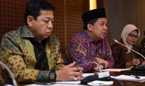  Ketua DPR Setya Novanto (kiri) bersama Wakil Ketua DPR Fahri Hamzah