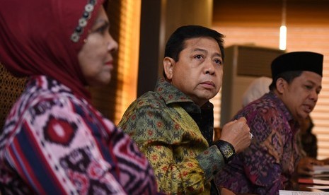  Ketua DPR Setya Novanto memberikan keterangan pers di Kompleks Parlemen Senayan, Jakarta, Jumat (2/10).  (Antara/Hafidz Mubarak )