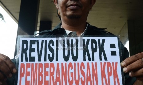  Massa dari berbagai elemen melakukan aksi solidaritas di depan gedung KPK, Jakarta, Senin (12/10).  (Republika/Raisan Al Farisi)