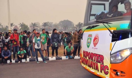  Suporter pendukung Sriwijaya FC bersiap berangkat menuju Jakarta, Jumat (16/10).  (Republika/Maspril Aries) 