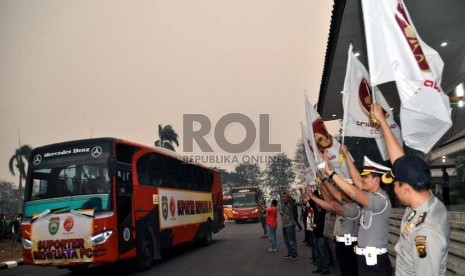 Gubernur Sumatera Selatan (Sumsel) Alex Noerdin melepas sekitar 1.000 suporter pendukung Sriwijaya FC menuju Jakarta, Jumat (16/10).  (Republika/Maspril Aries) 