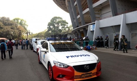   Sejumlah kendaraan aparat berjaga jelang Final Piala Presiden di kawasan Gelora Bung Karno, Jakarta, Sabtu (17/10).   (Republika/Wihdan)