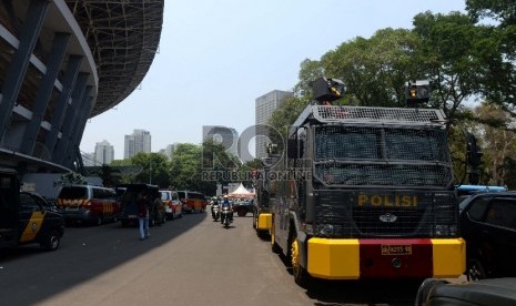   Sejumlah kendaraan aparat berjaga jelang Final Piala Presiden di kawasan Gelora Bung Karno, Jakarta, Sabtu (17/10).   (Republika/Wihdan)