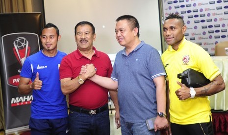   Manajer Persib Bandung Umuh Muchtar (kedua kiri) berjabat tangan dengan Manajar Tim Sriwijaya FC Robert Heri (kedua kanan) disaksikan Kapten Persib Atep (kiri) dan Kapten  Sriwijaya FC Titus Bonai di Jakarta, Sabtu (17/10). (Antara/Wahyu Putro)