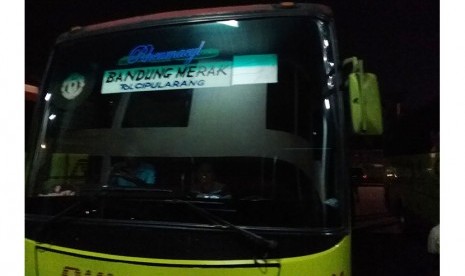   Bus Arimbi jurusan Bandung-Merak yang menjadi korban pelemparan batu oleh segerombolan pemuda di kawasan Kebon Jeruk pada pukul 02.30, Sabtu (17/10) siang.  