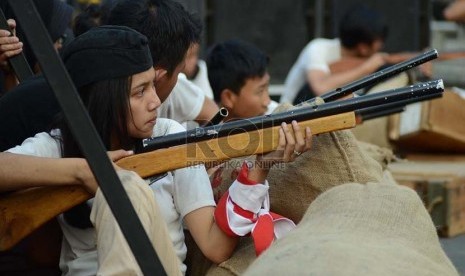  Para pemeran pejuang dalam simulasi pertempuran pada peringatan perobekan bendera Belanda di atas Gedung Denis (Gedung Bank BJB saat ini) di Jalan Braga, Bandung, Sabtu (17/10).   (Republika/Edi Yusuf)