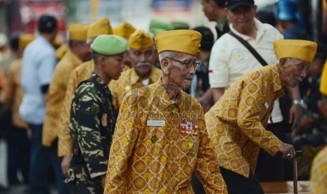  Para veteran pelaku sejarah hadir dalam simulasi pertempuran pada peringatan perobekan bendera Belanda di atas Gedung Denis (Gedung Bank BJB saat ini) di Jalan Braga, Bandung, Sabtu (17/10).   (Republika/Edi Yusuf)