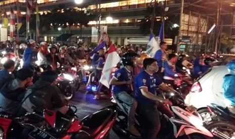  Pendukung Maung Bandung meluapkan kegembiraannya dengan melakukan konvoi keliling jalan-jalan protokol Bandung, Ahad (18/10), usai Persib keluar sebagai juara Piala Presiden 2015.   (foto : C01)