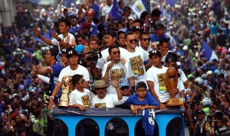   Sejumlah pemain kesebelasan Persib saat pawai di Jalan Otto Iskandardinata, Kota Bandung, Ahad (25/10). (foto : Septianjar Muharam)