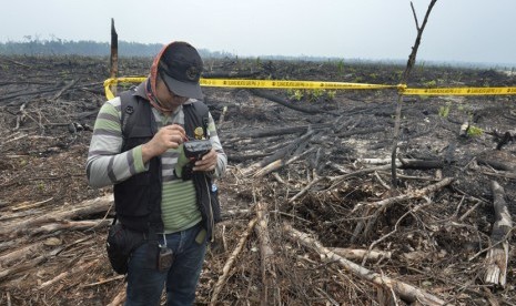 Petugas BPN menggunakan alat ukur memetakan lahan milik perusahaan perkebunan yang dibakar dan telah ditanami sawit di KM 25, Tumbang Tahai, Nyaru Menteng, Kalteng, Jumat (30/19).   (Antara/Saptono)