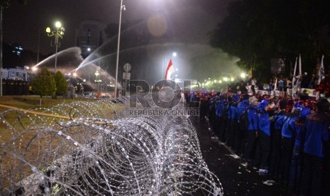  Buruh dari berbagai elemen menggelar aksi unjuk rasa di depan Istana Merdeka, Jakarta, Jumat (30/10).  (Republika/ Wihdan)