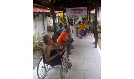  Sejumlah lansia mendapat pelayanan oksigen segar dari Satgas AGP di Panti Sosial Tresna Werda Sinta Rangkang, Kelurahan Banturung, Kecamatan Bukit Batu, Palangka Raya.  (foto : dok. AGP)