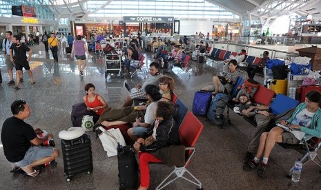 Sejumlah warga negara asing menunggu jadwal penerbangannya di Terminal Internasional Bandara Ngurah Rai, Denpasar, Rabu (4/11).   (Antara/Nyoman Budhiana )