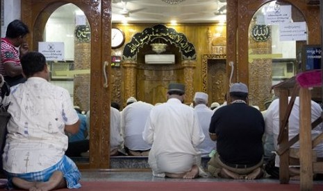  Umat muslim melaksanakan shalat Jumat di sebuah masjid di Kota Yangon, Myanmar (6/11) / Ilustrasi (AP/Gemunu Amarasinghe)