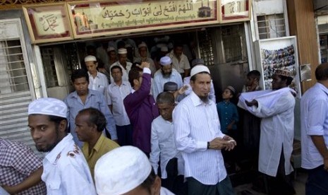  Umat muslim usai melaksanakan shalat Jumat di sebuah masjid di Kota Yangon, Myanmar (Ilustrasi)