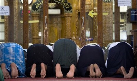  Umat muslim melaksanakan shalat Jumat di sebuah masjid di Kota Yangon, Myanmar (6/11).   (AP/Gemunu Amarasinghe)