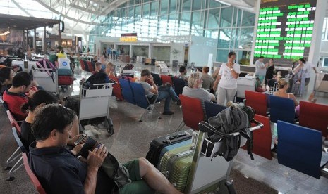 Sejumlah warga negara asing menunggu keberangkatan di Terminal Internasional Bandara Ngurah Rai, Denpasar, Selasa (10/11).   (Antara/Nyoman Budhiana)