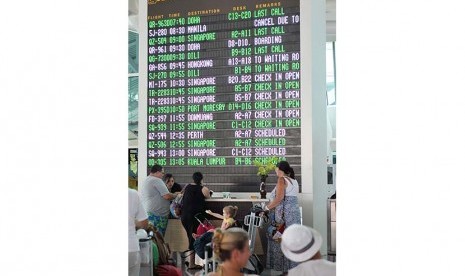 Sejumlah warga negara asing memastikan jadwal penerbangan di Terminal Internasional Bandara Ngurah Rai, Denpasar, Selasa (10/11).    (Antara/Nyoman Budhiana)