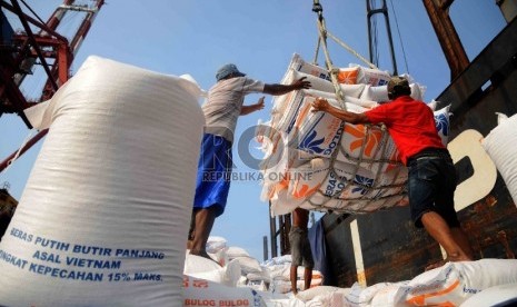   Pekerja melaukan bongkar muat karung berisi beras impor asal Vietnam di Pelabuhan Tanjung Priok, Jakarta, Kamis (12/11).  (Republika/Agung Supriyanto)