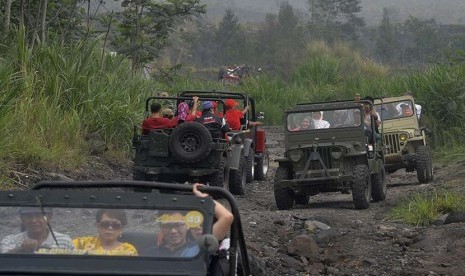 Sejumlah wisatawan menikmati perjalanan mereka dengan menggunakan mobil jip pada reli wisata di kawasan Gunung Merapi, Yogyakarta.   (Antara/Saptono)