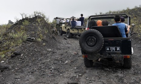 Sejumlah wisatawan menikmati perjalanan mereka dengan menggunakan mobil jip pada reli wisata di kawasan Gunung Merapi, Yogyakarta, Kamis (12/11).   (Antara/Saptono)