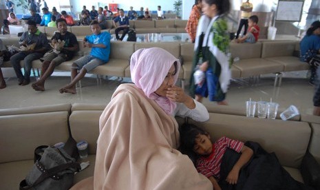 Sejumlah korban dari tenggelamnya kapal Rool On-Roll Off (RoRo) KM Wihan Sejahtera yang telah dievakuasi berada di Gapura Nusantara, Dermaga Tanjung Perak, Surabaya, Jawa Timur, Senin (16/11).  (Antara/Zabur Karuru)