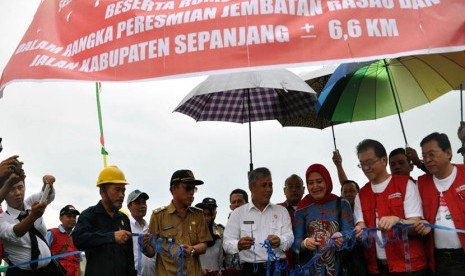  PT Sinarmas melalui anak perusahaannya PT OKI Pulp and Paper Mills   membantu membangun jalan di wilayah Kecamatan Air Sugihan dan Kecamatan Pangkalan Lampam, Sumsel. (Republika/Maspril Aries)