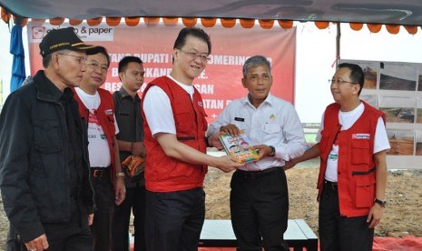  Board Member Of Sinar Mas Franky O Widjaja (ketiga kanan) menyerahkan secara simbolis Wakaf Alquran kepada Bupati Ogan Komering Ilir (OKI) Iskandar SE (kedua kanan) di Desa Sungai Rasau, Tulung Selapan,  Sumsel. Kamis (19/11). (Republika/Maspril Aries)