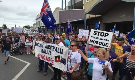 Sebuah survei menyebutkan Islamofobia masjid jadi ancaman di Australia. Ilustrasi Kelompok Reclaim Australia menetang rencana pembangunan masjid di Buchanan. (Foto: ABC/Dan Cox) 