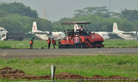 Pekerja melakukan pengaspalan ulang landasan pacu Bandara Pondok Cabe, Pamulang, Tangerang Selatan,Kamis (3/12). (foto : MgROL_54)