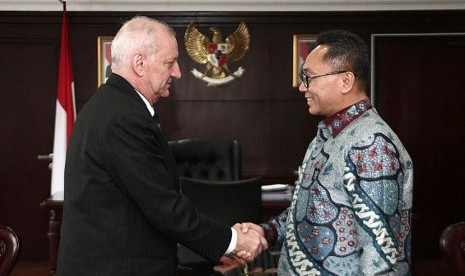 Ketua MPR Zulkifli Hasan, menerima kunjungan Duta Besar Ceko untuk Indonesia, Ivan Hotek (kiri) di Kompleks Parlemen Senayan, Jakarta, Senin (14/12).