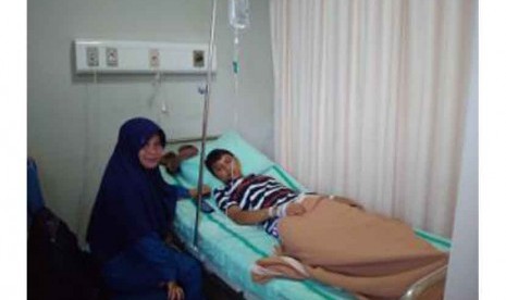 Agung Suharyana, satu dari 12 mahasiswa pengidap hepatitis A yang masih dirawat di RS Karya Bhakti Pratiwi Bogor, Senin (14/12). 