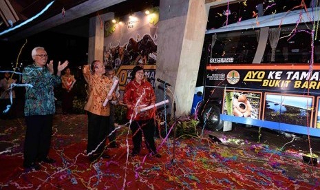  Menteri LHK Siti Nurbaya (kanan) meluncurkan logo Ayo Ke Taman Nasional di Auditorium Manggala Wanabakti, Jakarta, Selasa, (15/12).(foto : dok. Kemen LHK)