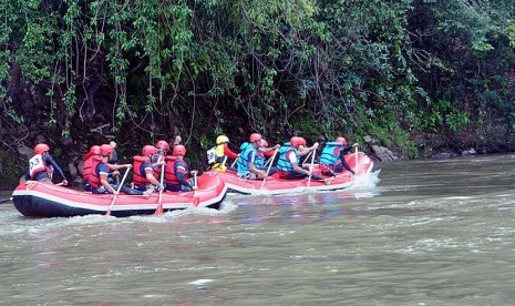  Sejumlah atlet mengikuti event olahraga International Musi Triboatton (IMT) IV 2015 yang mengarungi sungai Musi di Sumsel, Kamis (17/12).  (Republika/Maspril Aries)