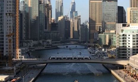  Sebuah kereta LRT melintasi jembatan di kawasan Marina Dubai. (AP/Kamran Jebreili)