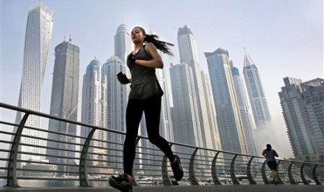  Seorang wanita lari pagi di depan gedung pencakar langit di kawasan Marina Dubai.  (AP/Kamran Jebreili)