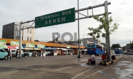 Suasana Terminal Bus Senen Jakarta nampak sepi, Senin (21/12), tak terlihat bus Metromini yang biasa mangkal di terminal. (Republika/Darmawan)